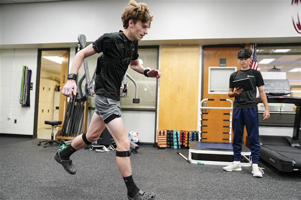 SPORTS THERAPY & EXERCISE MANAGEMENT students in lab